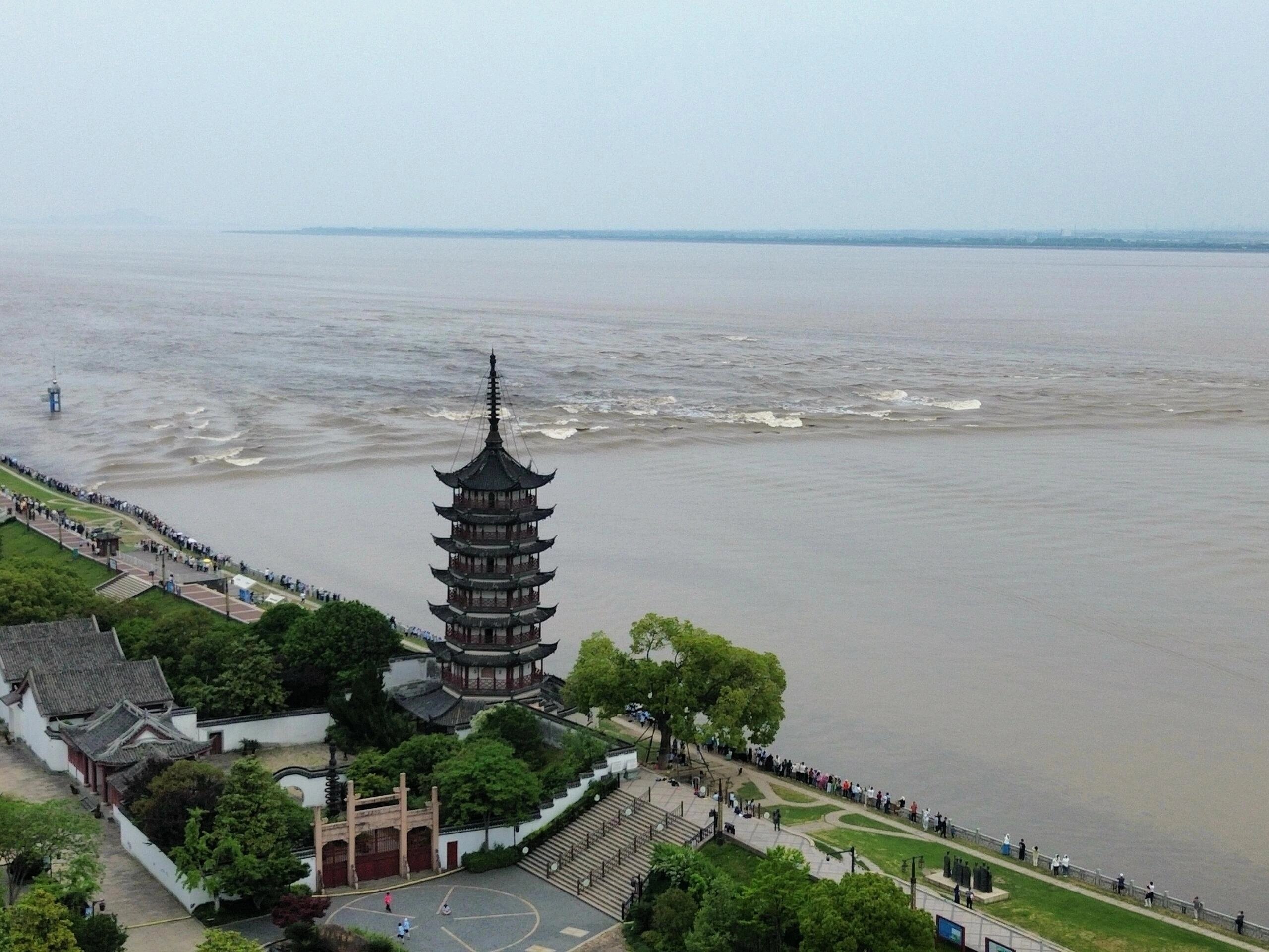 Hangzhou's Unmissable Sights: Moonlit West Lake and the Qiantang Tidal Bore