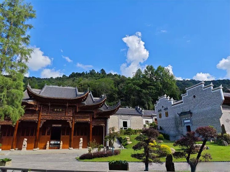 Discover Baiyun Lake Artisan Valley in Ganzhou — Hakka Culture, Crafts & Traditions
